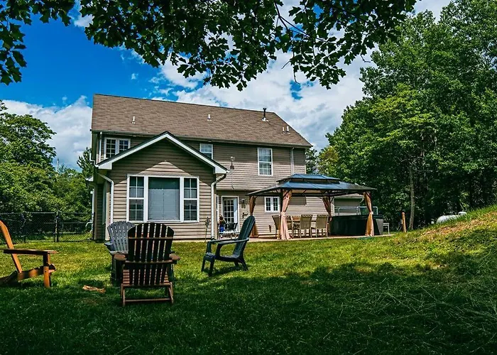 Gorgeous Cozy 5 Bedroom House With Hottub,Lake,Pool