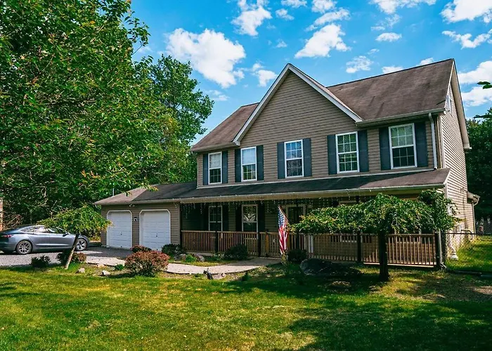 Gorgeous Cozy 5 Bedroom House With Hottub,Lake,Pool