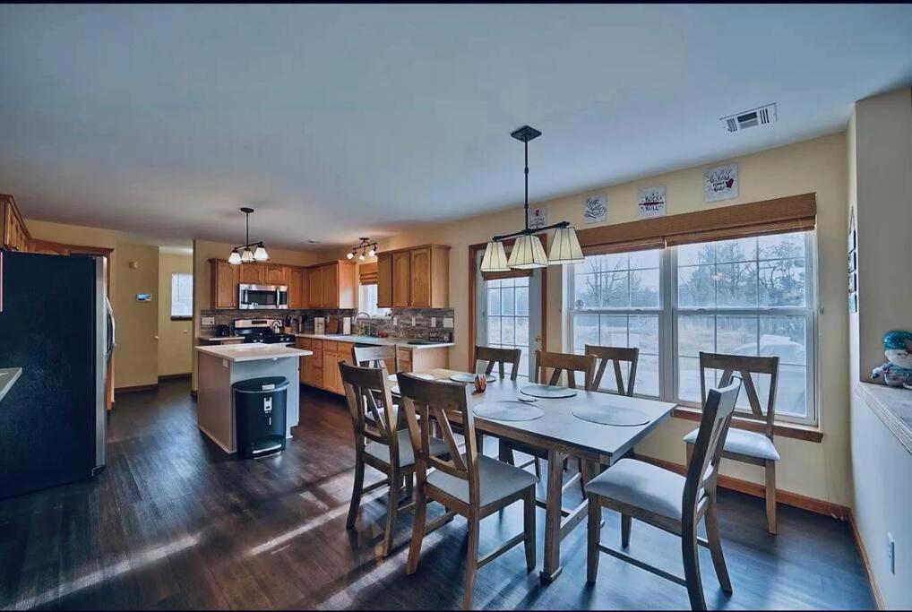 Hébergement de vacances Gorgeous Cozy 5 Bedroom House With Hottub,lake,pool *