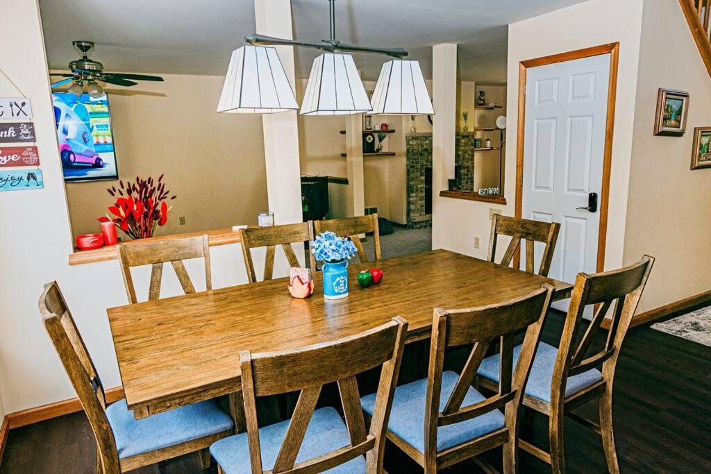 Gorgeous Cozy 5 Bedroom House With Hottub,lake,pool