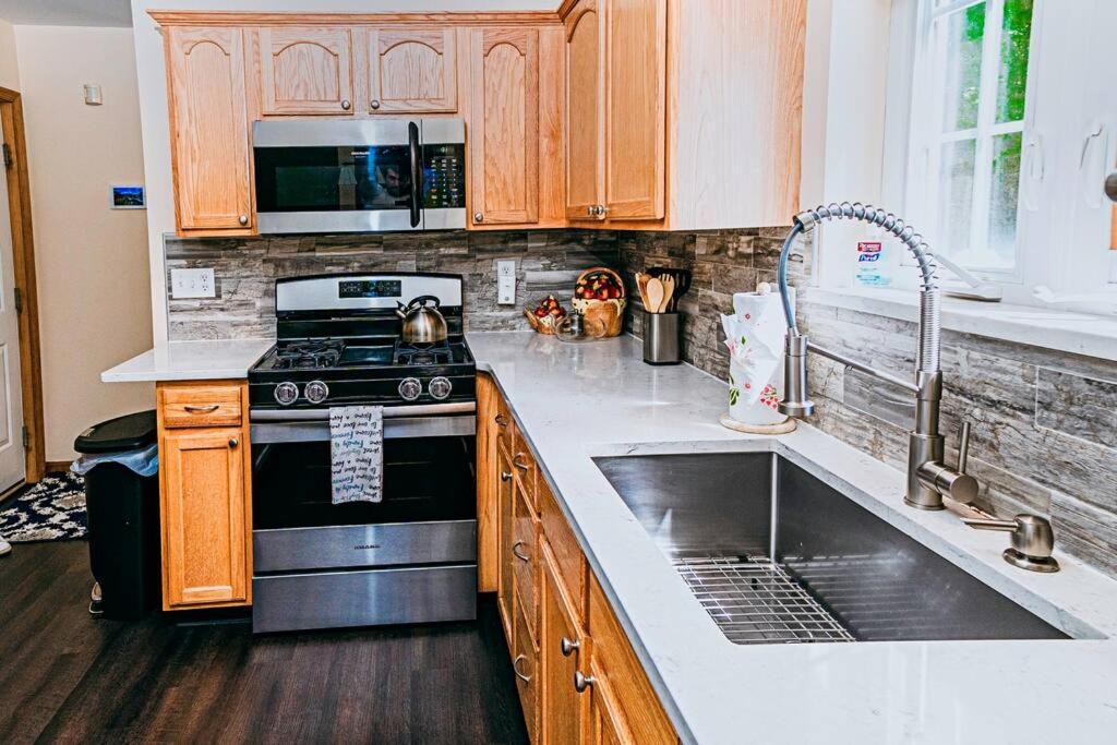 Gorgeous Cozy 5 Bedroom House With Hottub,lake,pool Hébergement de vacances
