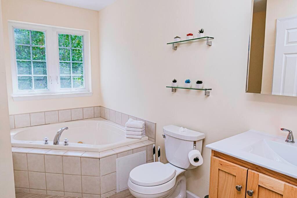 Gorgeous Cozy 5 Bedroom House With Hottub,lake,pool Hébergement de vacances